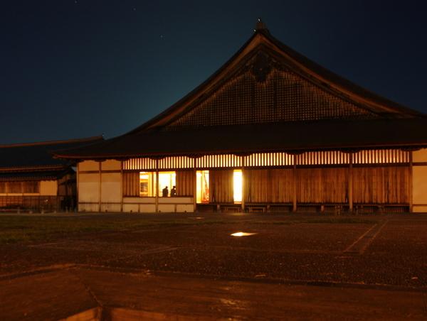 篠山城大書院の中に電気がついている様子を外から見ている写真